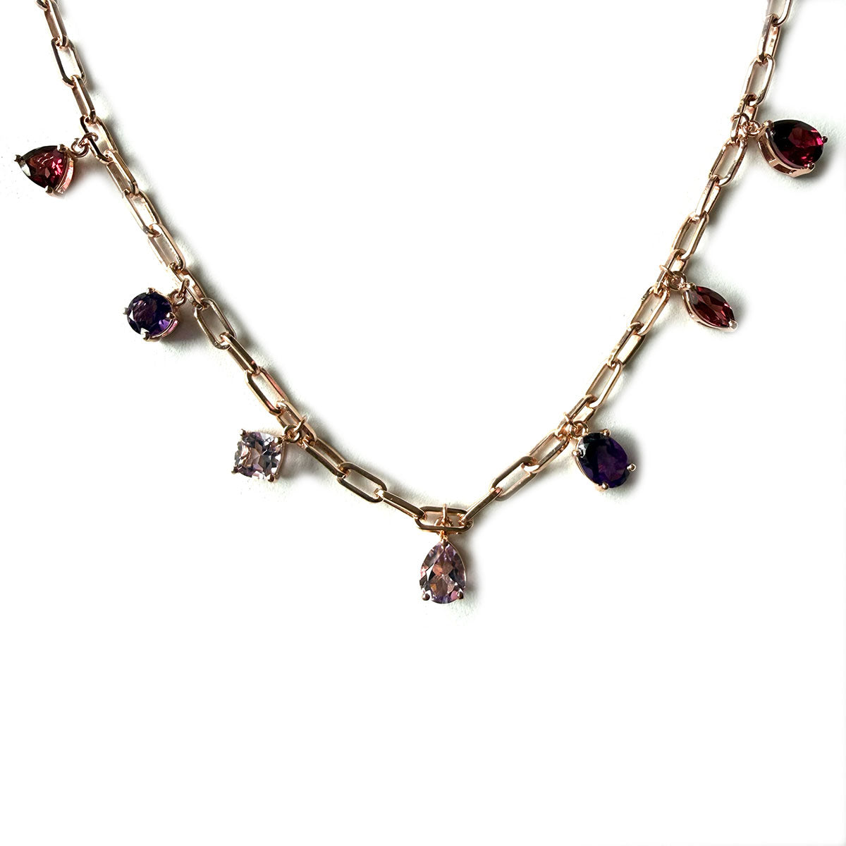 Cadena paperclip en plata con baño de oro rosa con colgantes de granate rhodolita, y amatistas de distintas formas