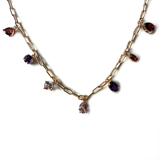 Cadena paperclip en plata con baño de oro rosa con colgantes de granate rhodolita, y amatistas de distintas formas