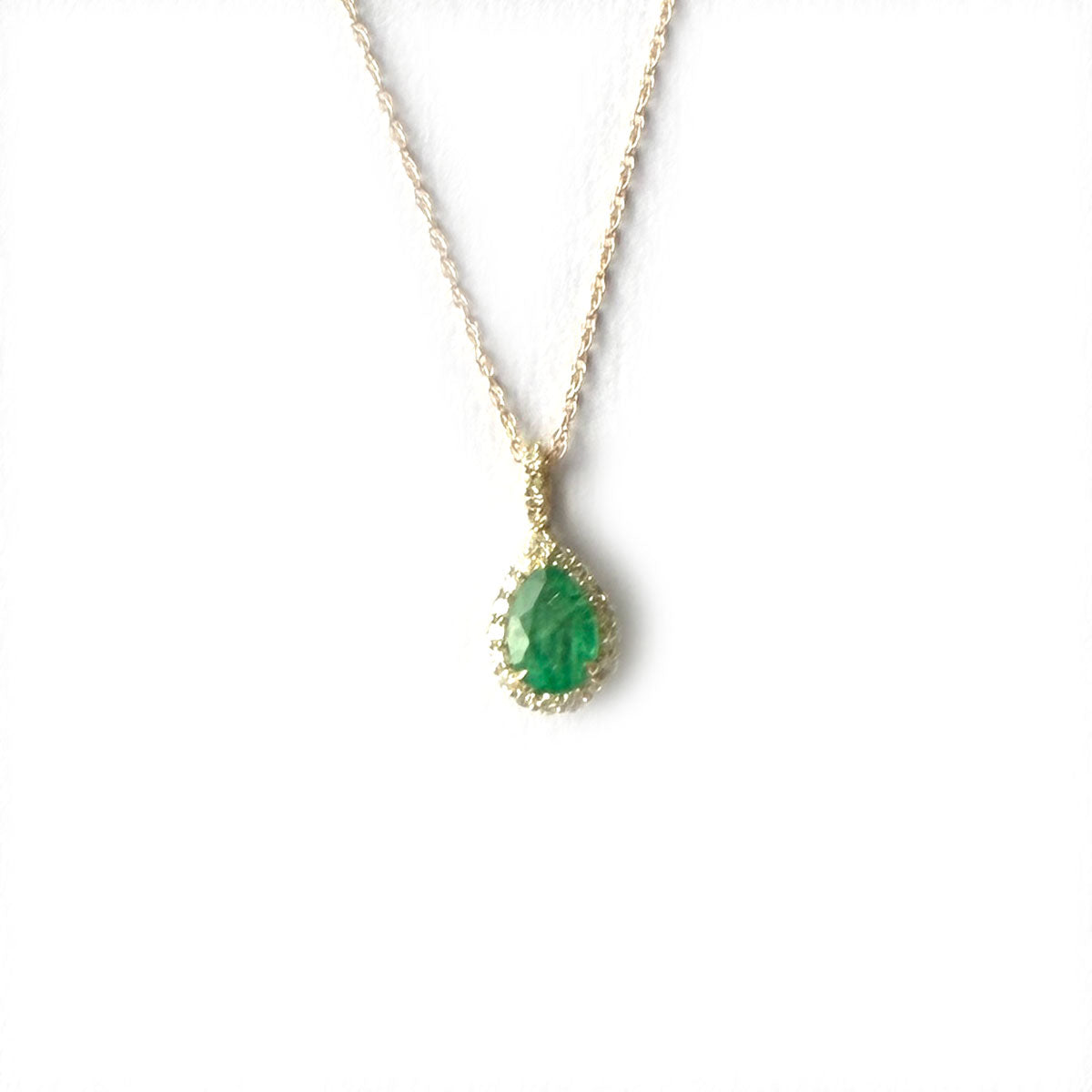 Collar en oro amarillo 10k con esmeralda corte pera 0.50ct con pasacadena y halo de diamantes 0.13ctw