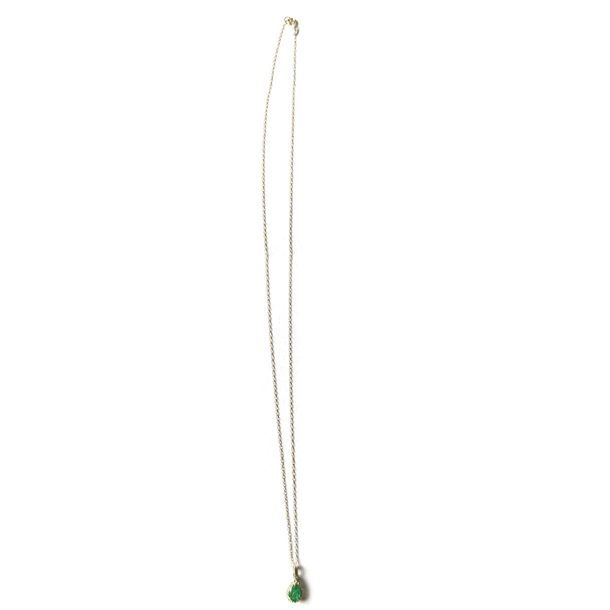 Collar en oro amarillo 10k con esmeralda corte pera 0.50ct con pasacadena y halo de diamantes 0.13ctw