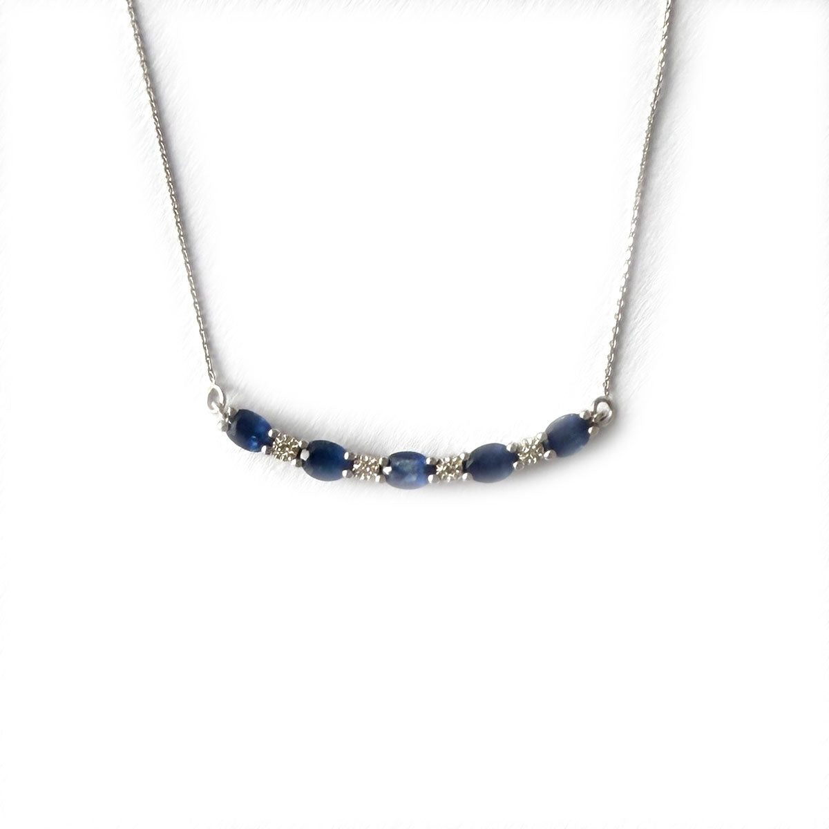 Collar en oro blanco 10k con curva de zafiros y diamantes