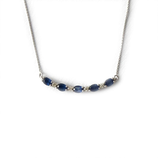 Collar en oro blanco 10k con curva de zafiros y diamantes