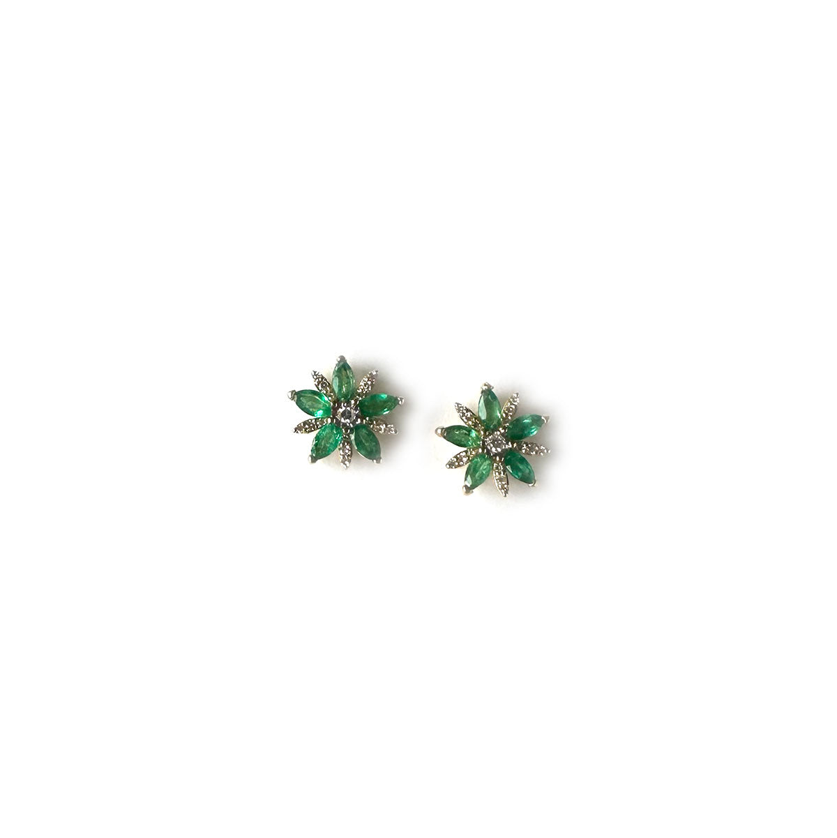 Aretes de flor en oro amarillo 10k con esmeraldas y diamantes 0.13ctw