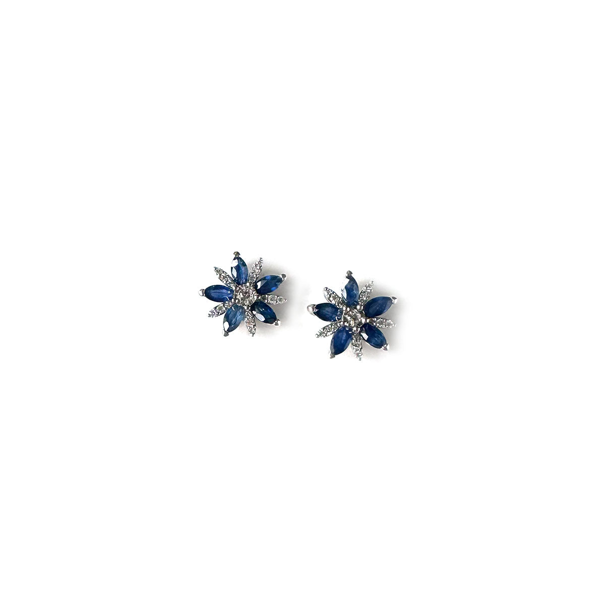 Aretes de flor en oro blanco 10k con zafiros y diamantes 0.13ctw