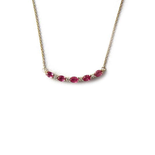 Collar en oro amarillo 10k con curva de rubíes y diamantes
