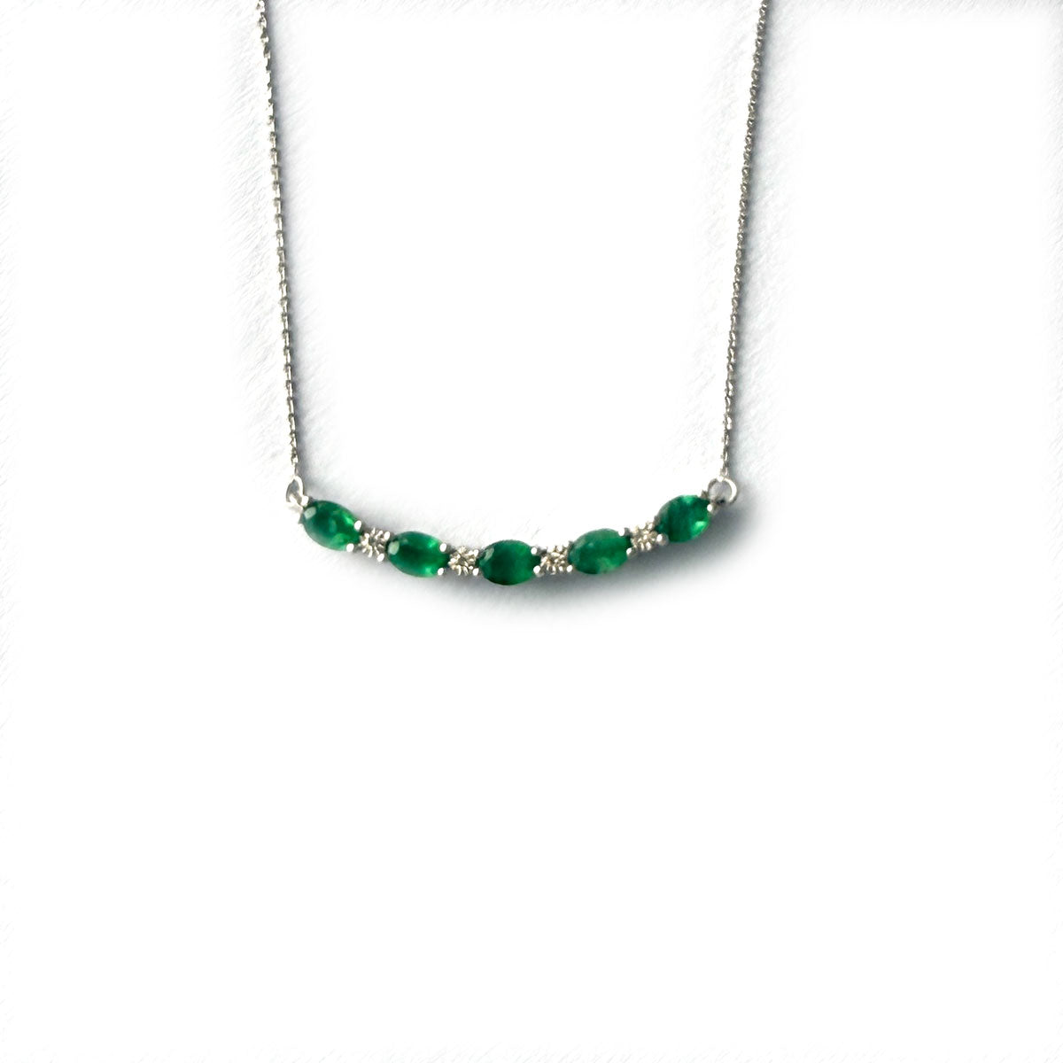 Collar en oro blanco 10k con curva de esmeraldas y diamantes