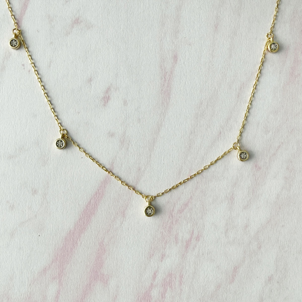 Collar de plata con baño de oro con 5 diamantes colgantes