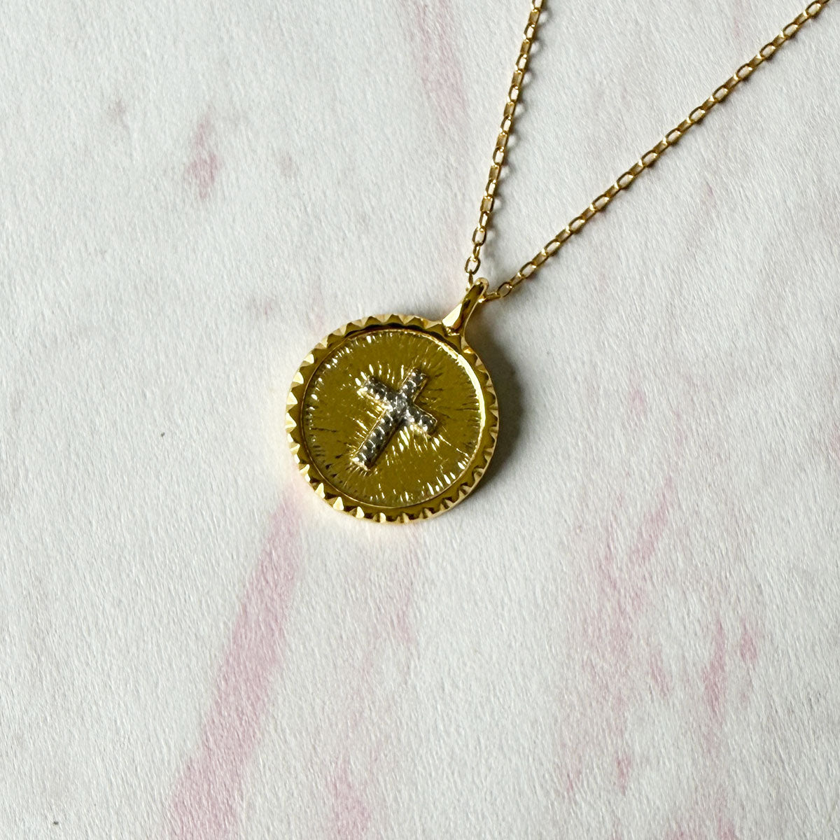 Collar de plata con baño de oro y medalla de cruz de diamantes