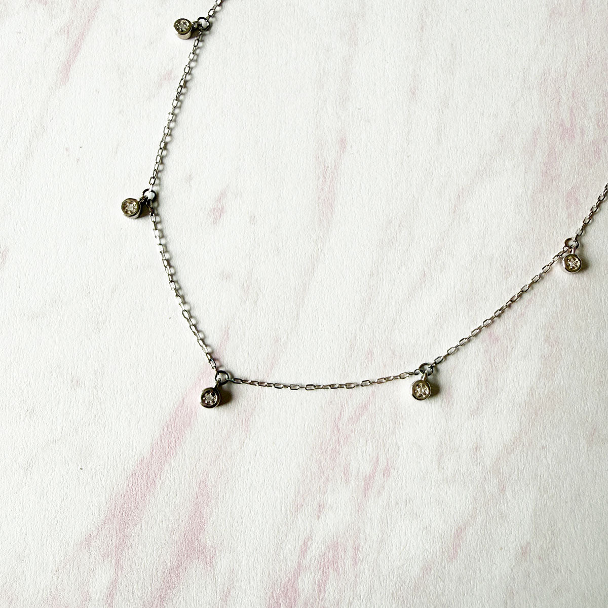Collar de plata con 5 diamantes colgantes
