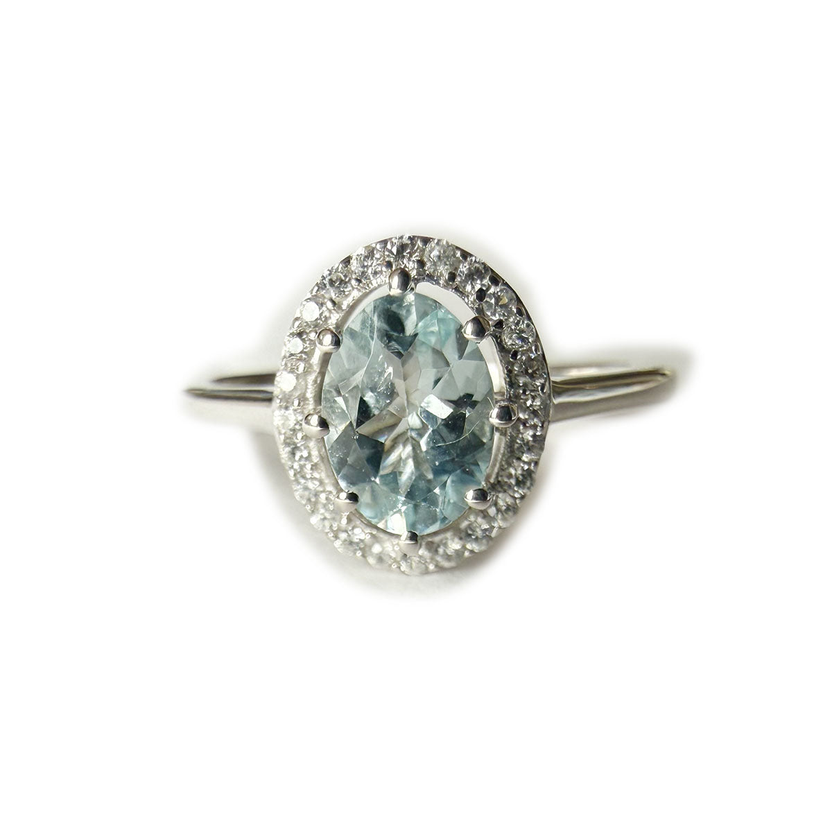 Anillo de plata con aquamarina ovalada y halo de circones