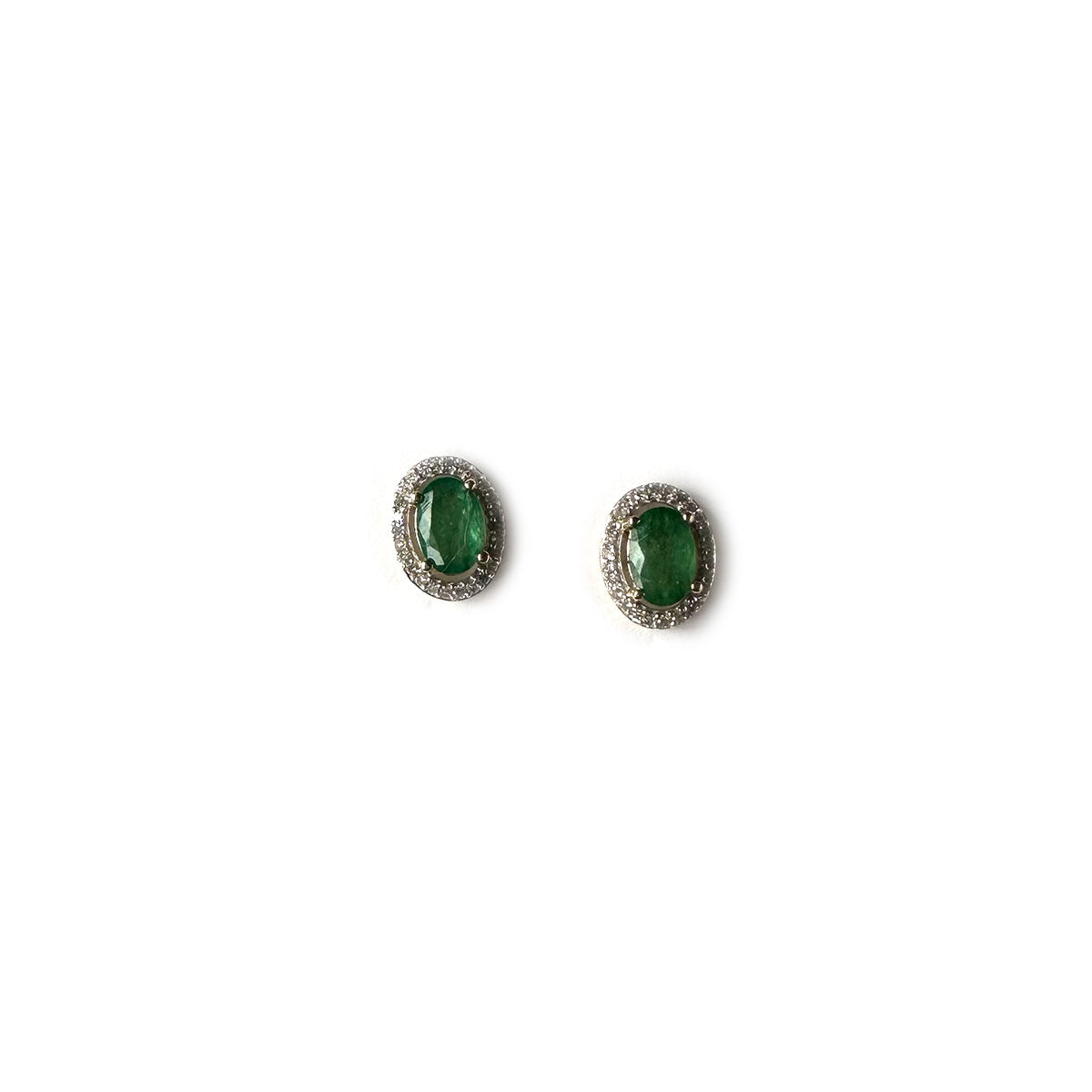 Aretes en oro amarillo 10k con esmeralda ovalada y halo de diamantes 0.15ctw