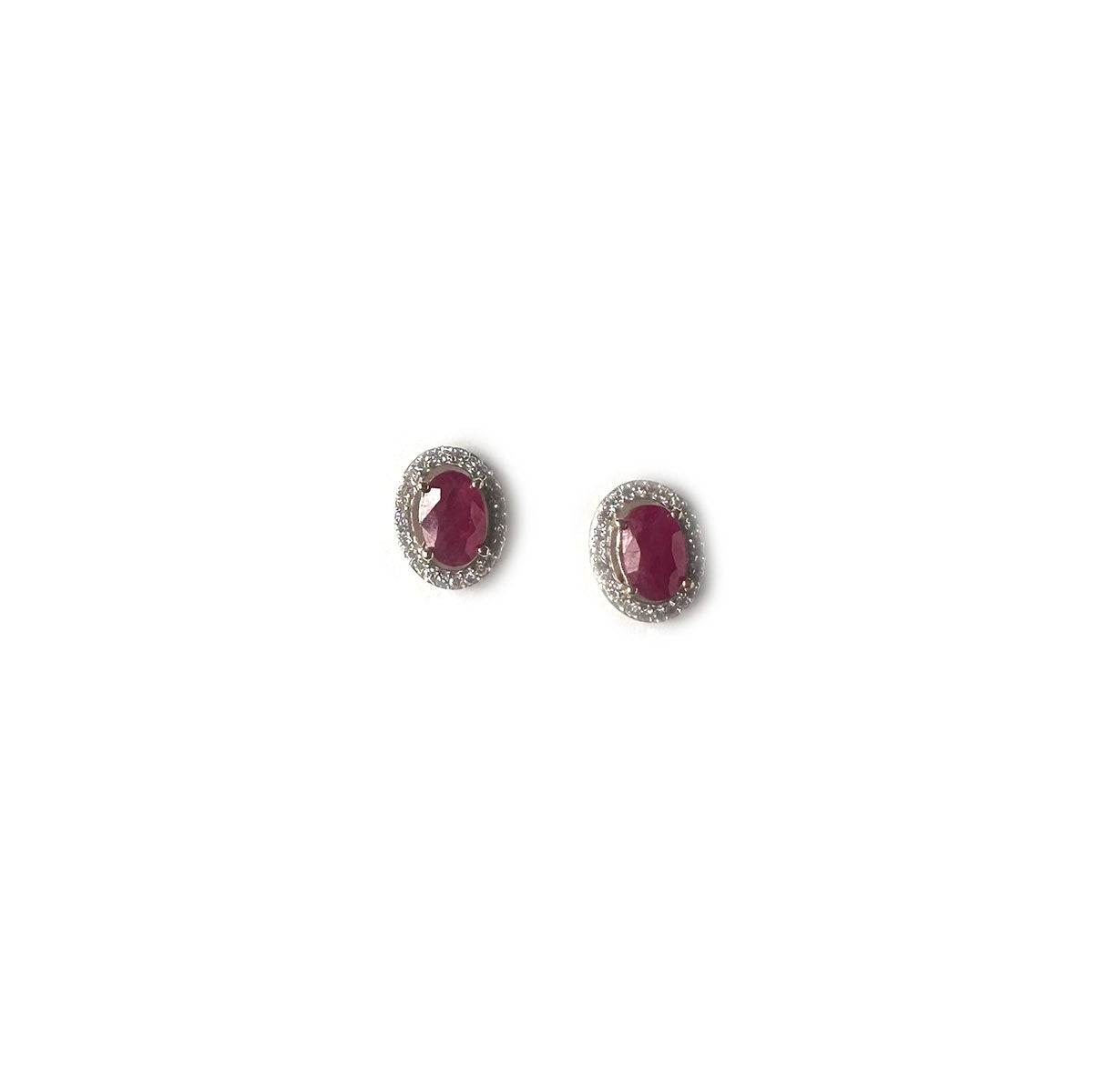 Aretes en oro amarillo 10k con rubí ovalado y halo de diamantes 0.15ctw