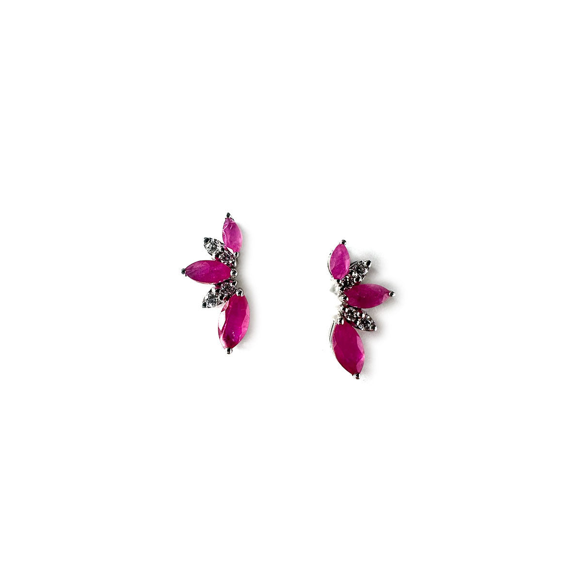 Aretes en oro blanco 14K con tres marquesas de rubíes y diamantes 0.10ctw