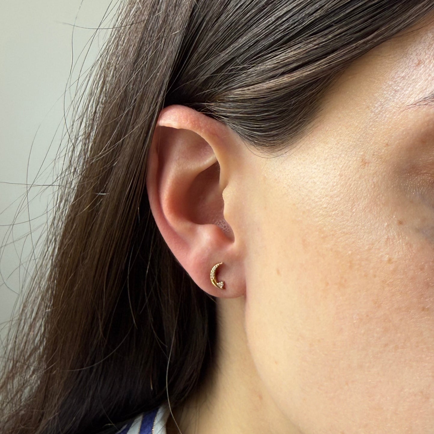 Aretes en oro amarillo 18K de lunita con diamantes 0.05ctw