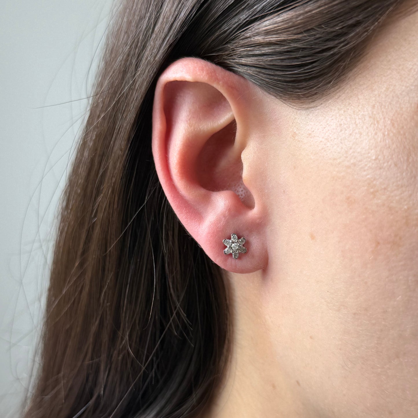 Aretes en oro blanco 10K de flor de seis pétalos de diamantes 0.25ctw