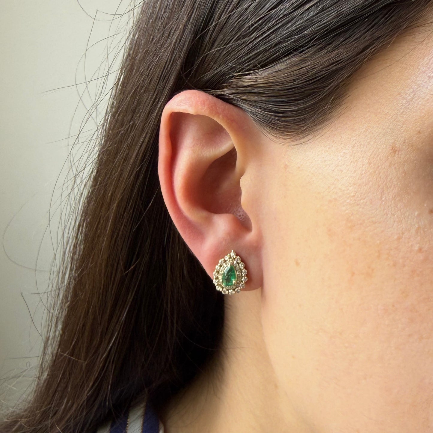 Aretes en oro amarillo 14k con gotas de esmeralda 0.68ctw y doble fila de diamantes 0.61ctw