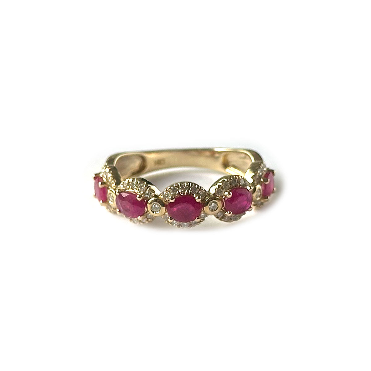 Anillo en oro amarillo 14k con rubíes ovalados y halo de diamantes 0.35ctw