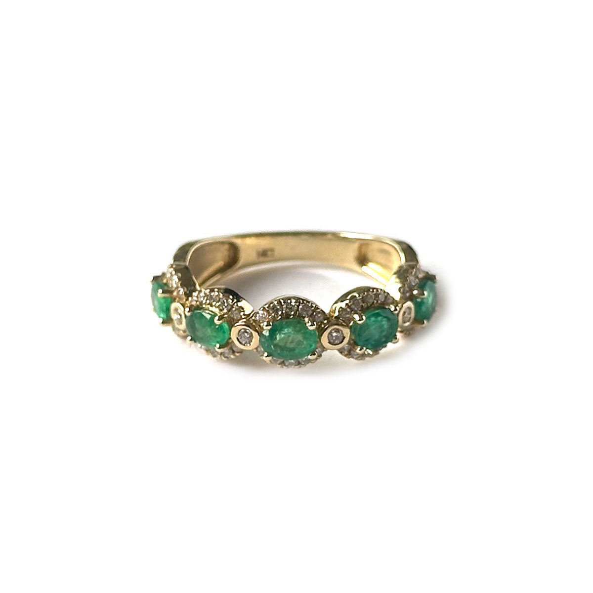 Anillo en oro amarillo 14k con esmeraldas ovaladas y halo de diamantes 0.35ctw