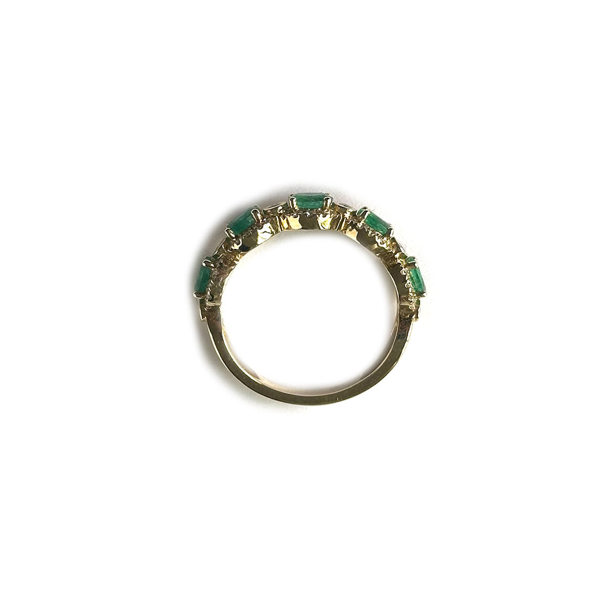 Anillo en oro amarillo 14k con esmeraldas ovaladas y halo de diamantes 0.35ctw