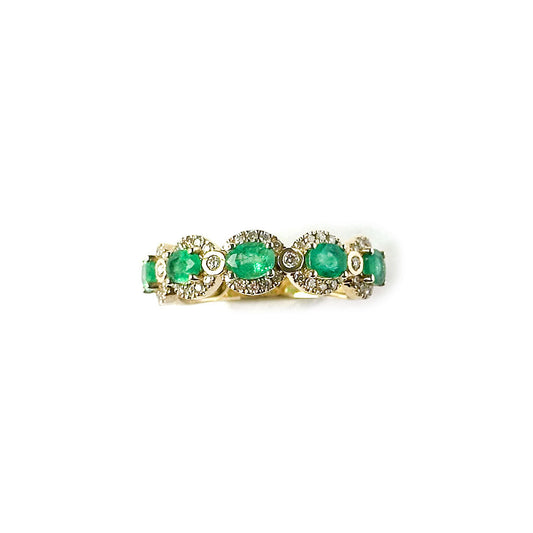 Anillo en oro amarillo 14k con esmeraldas ovaladas y halo de diamantes 0.35ctw