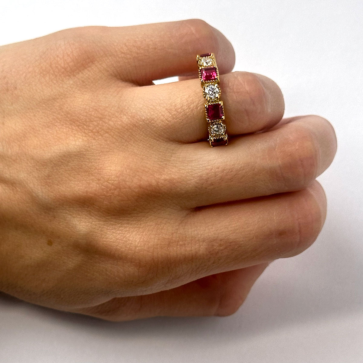 Anillo de plata con baño de oro amarillo y rubíes y diamantes de laboratorio 1.65ctw