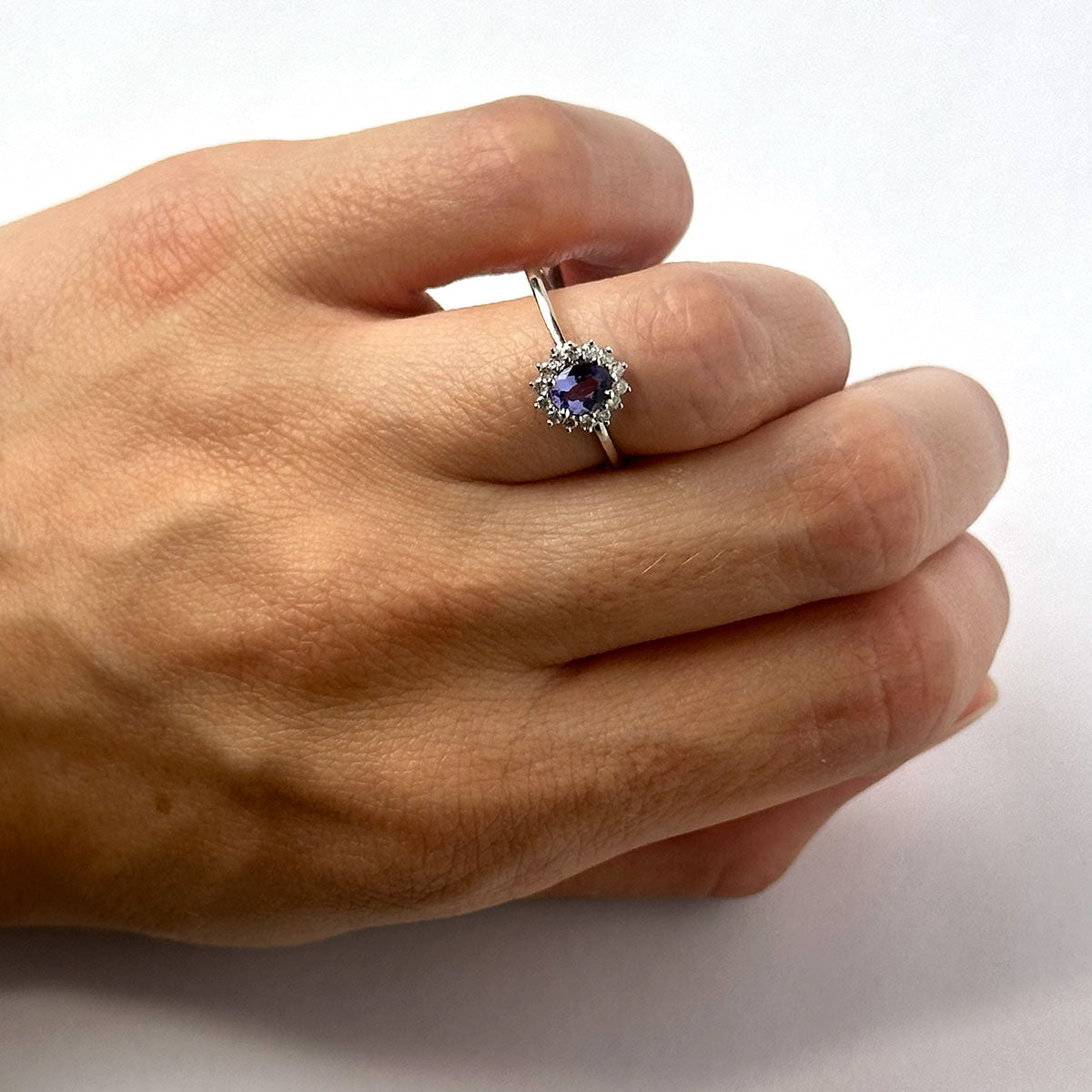 Anillo en oro blanco 14k con tanzanita ovalada 0.38ct  y halo de diamantes 0.11ctw