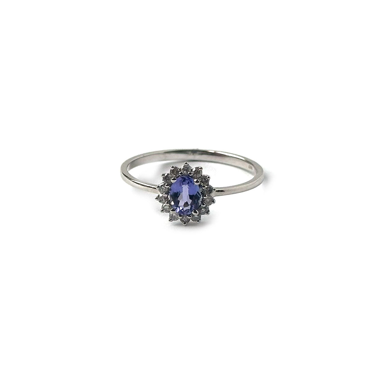 Anillo en oro blanco 14k con tanzanita ovalada 0.38ct  y halo de diamantes 0.11ctw