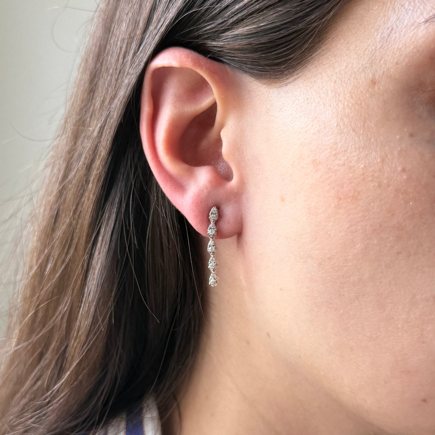 Aretes largos de gotas en oro blanco 14K con diamantes 0.20ctw