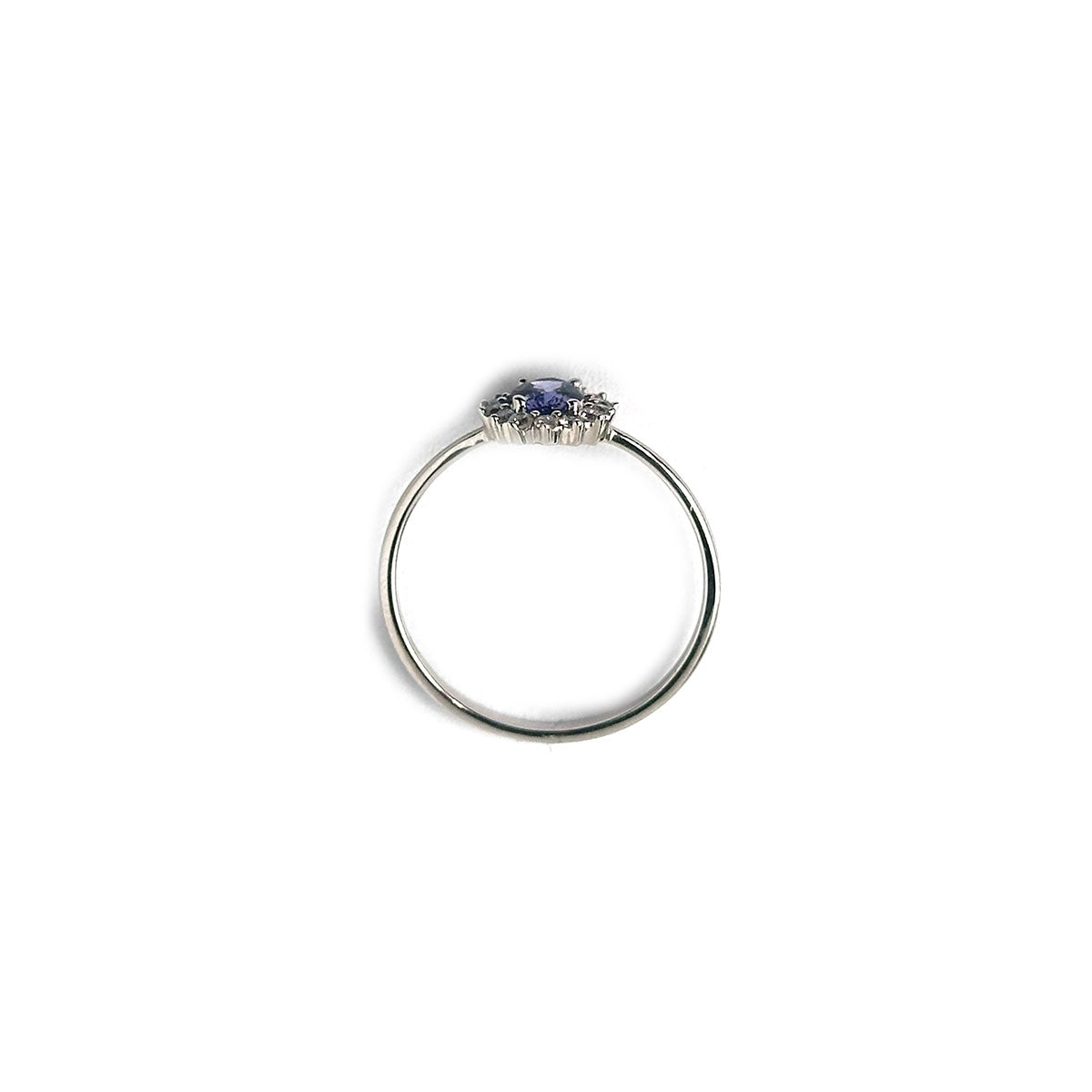 Anillo en oro blanco 14k con tanzanita ovalada 0.38ct  y halo de diamantes 0.11ctw