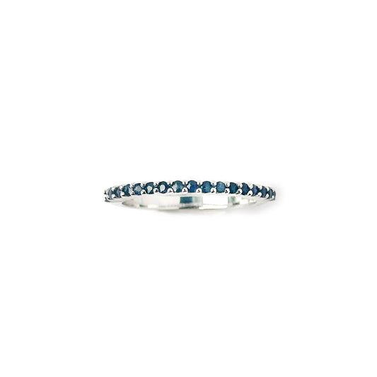 Anillo medio cintillo de zafiros en oro blanco 10k