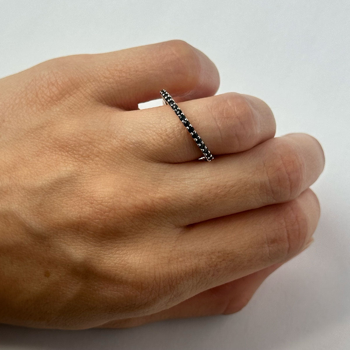 Anillo medio cintillo de zafiros en oro blanco 10k