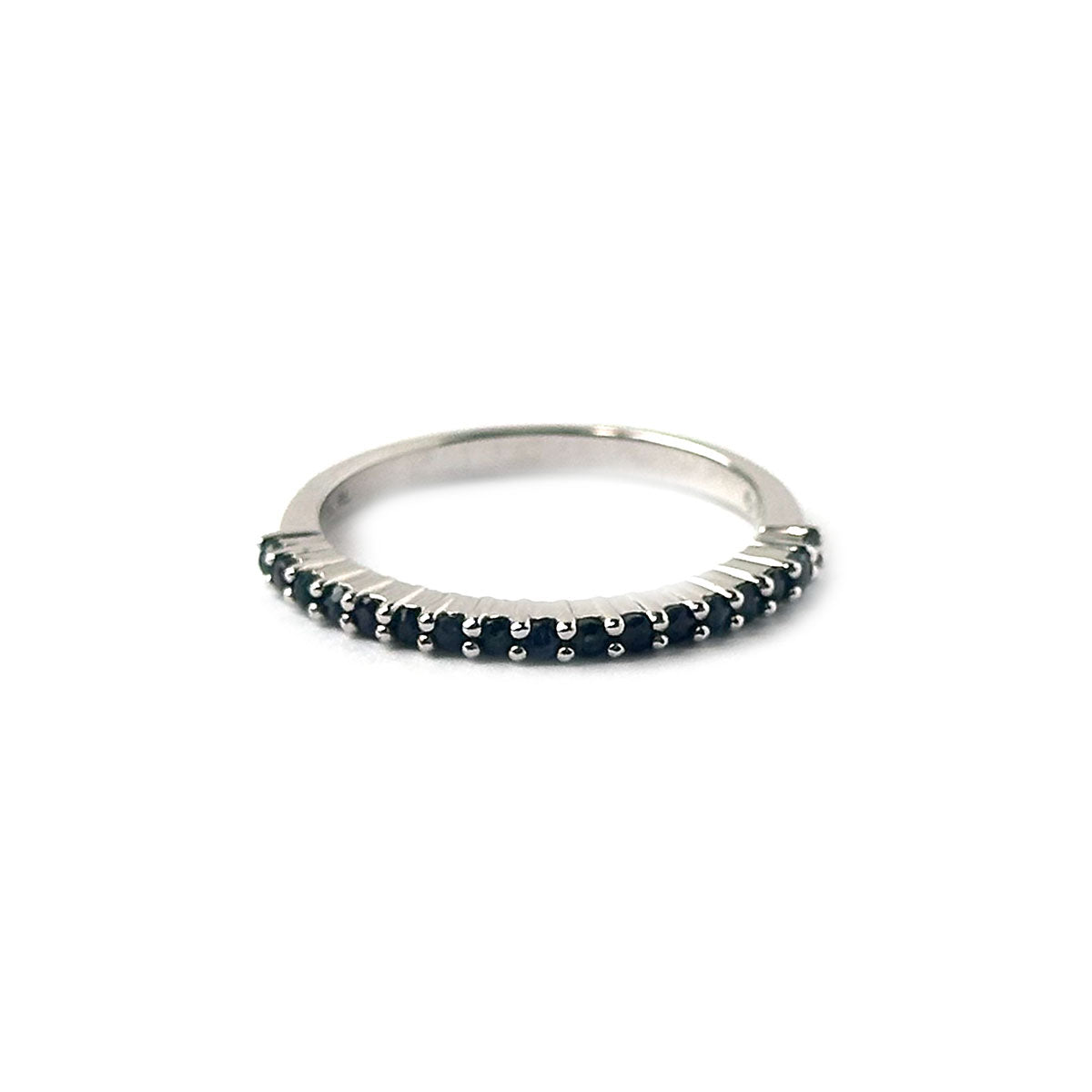 Anillo medio cintillo de zafiros en oro blanco 10k