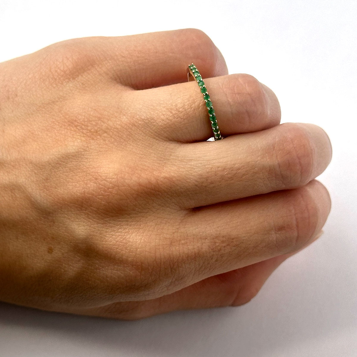 Anillo medio cintillo de esmeraldas en oro amarillo 10k