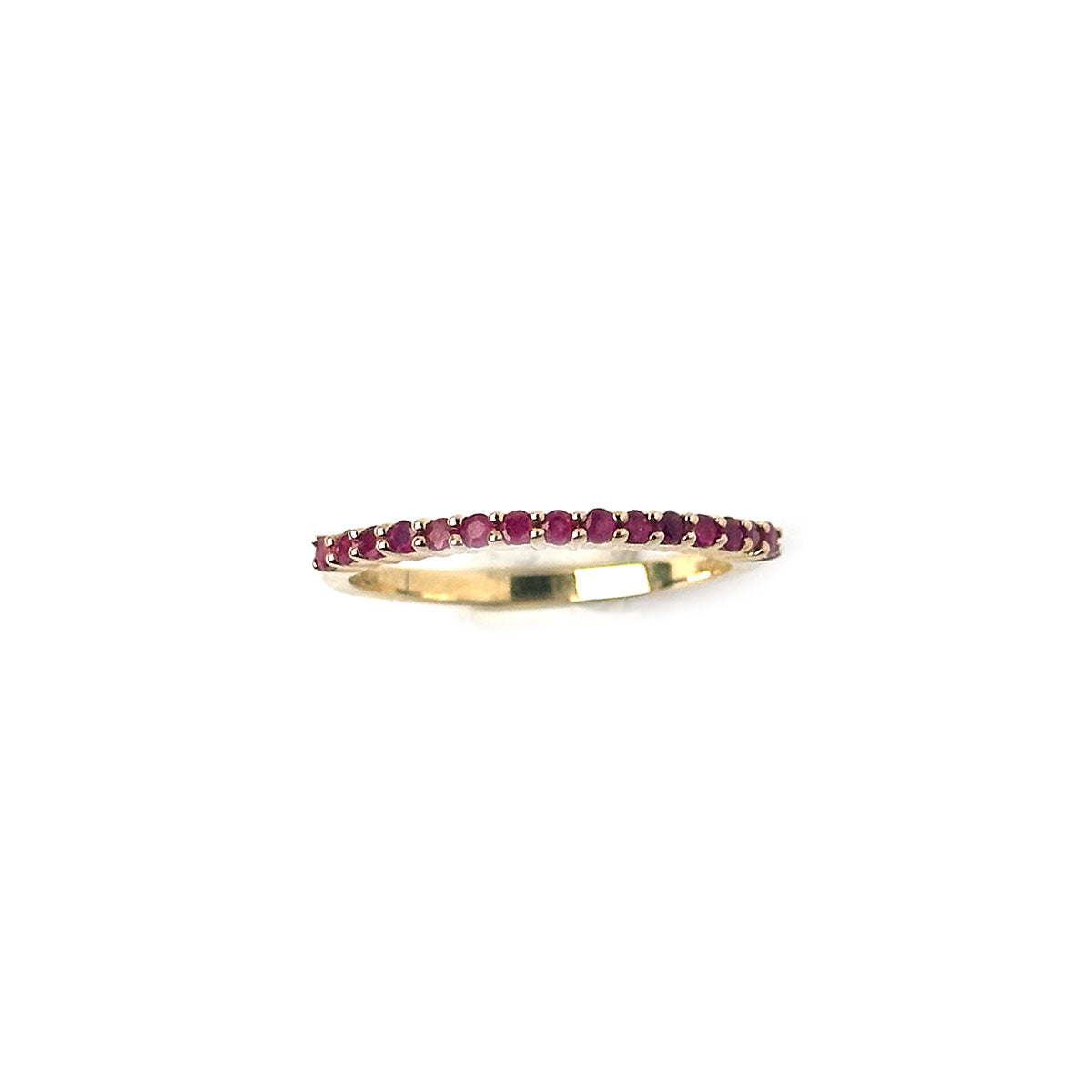 Anillo medio cintillo de rubíes en oro amarillo 10k