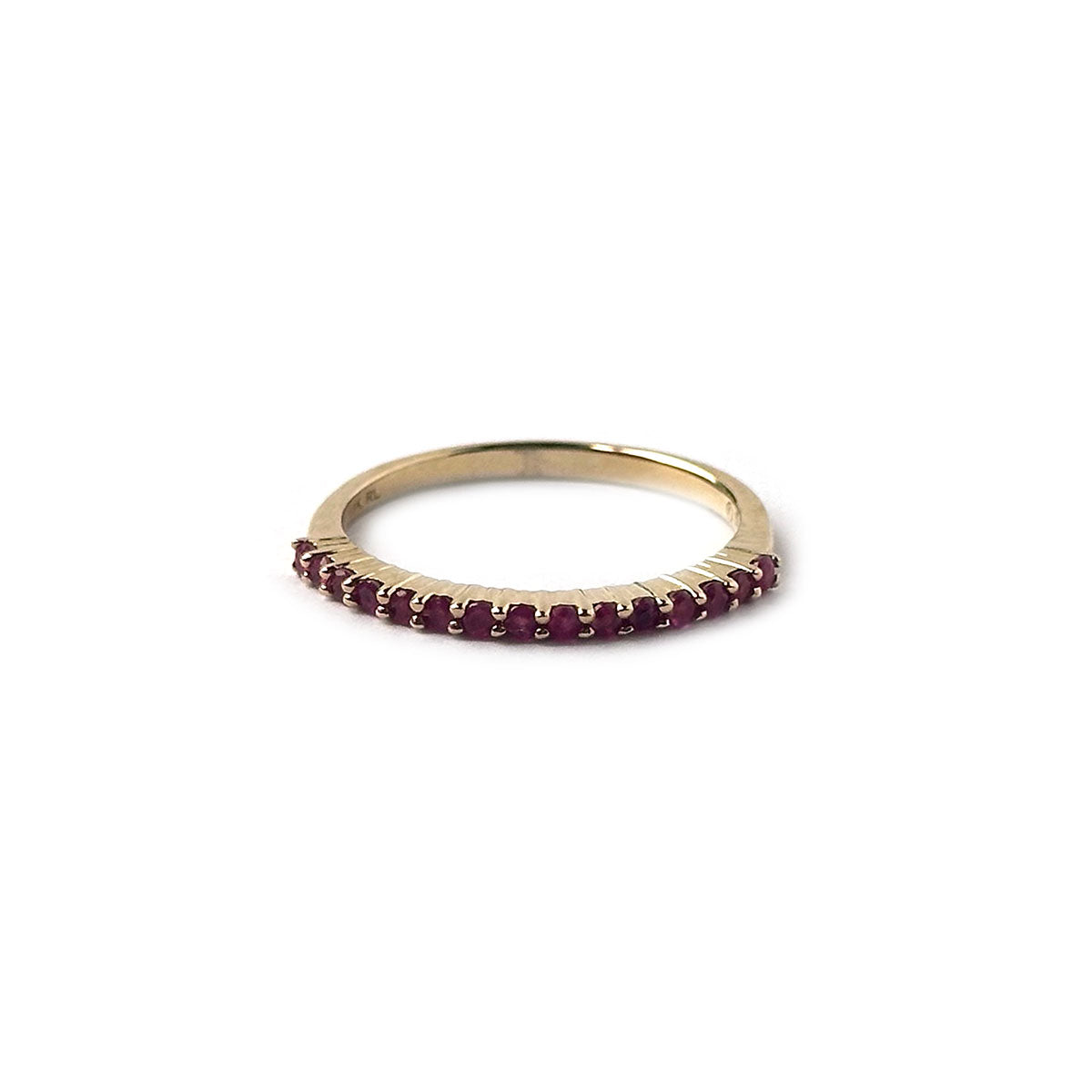 Anillo medio cintillo de rubíes en oro amarillo 10k