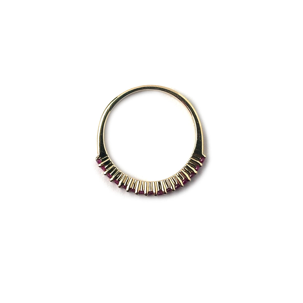 Anillo medio cintillo de rubíes en oro amarillo 10k