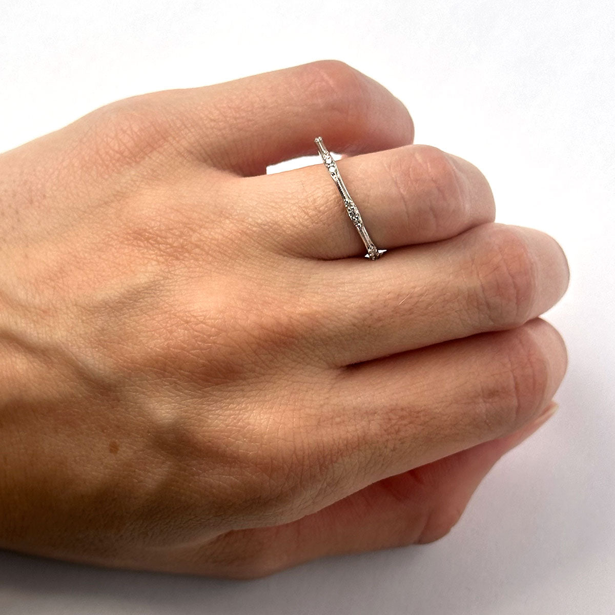 Anillo en oro blanco 14k con grupitos de diamantes 0.15ctw