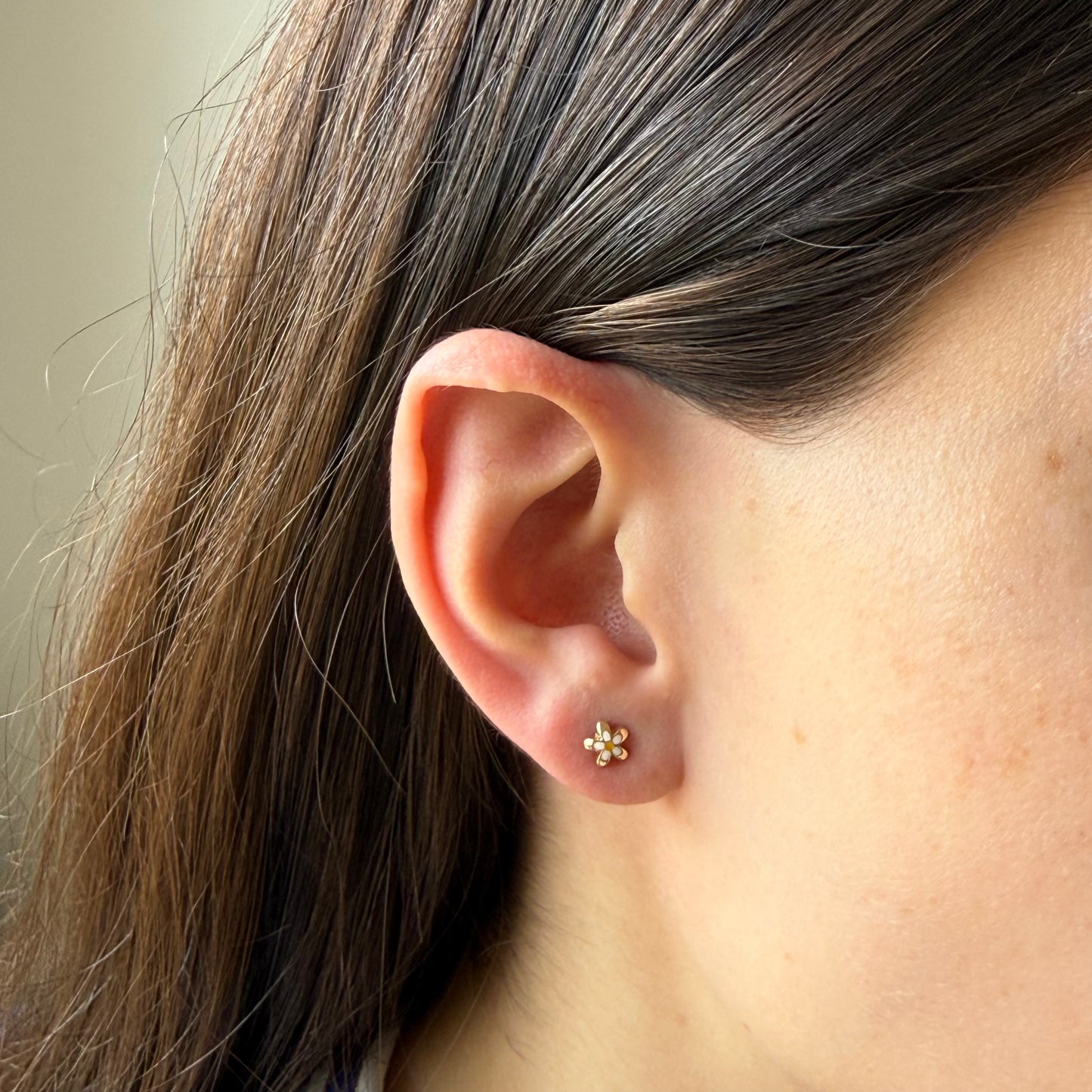 Aretes margaritas blancas en oro amarillo 14K con tope rosca