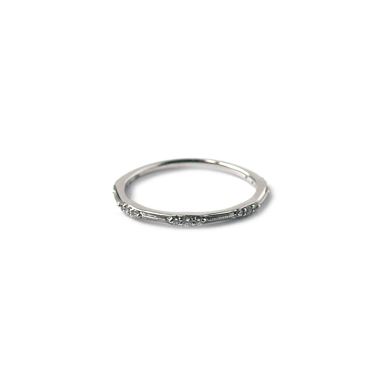 Anillo en oro blanco 14k con grupitos de diamantes 0.15ctw