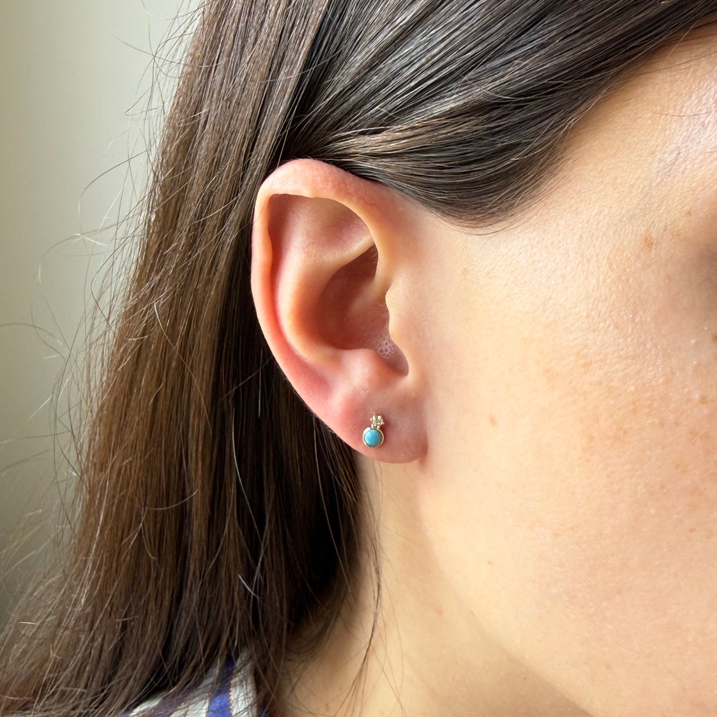 Aretes con turquesa biselada y circonita redonda abajo en en oro amarillo 14K con tope rosca