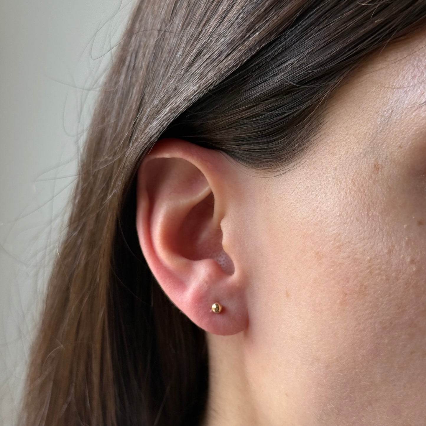 Aretes bolita de 3mm en oro amarillo 14k con tope rosca