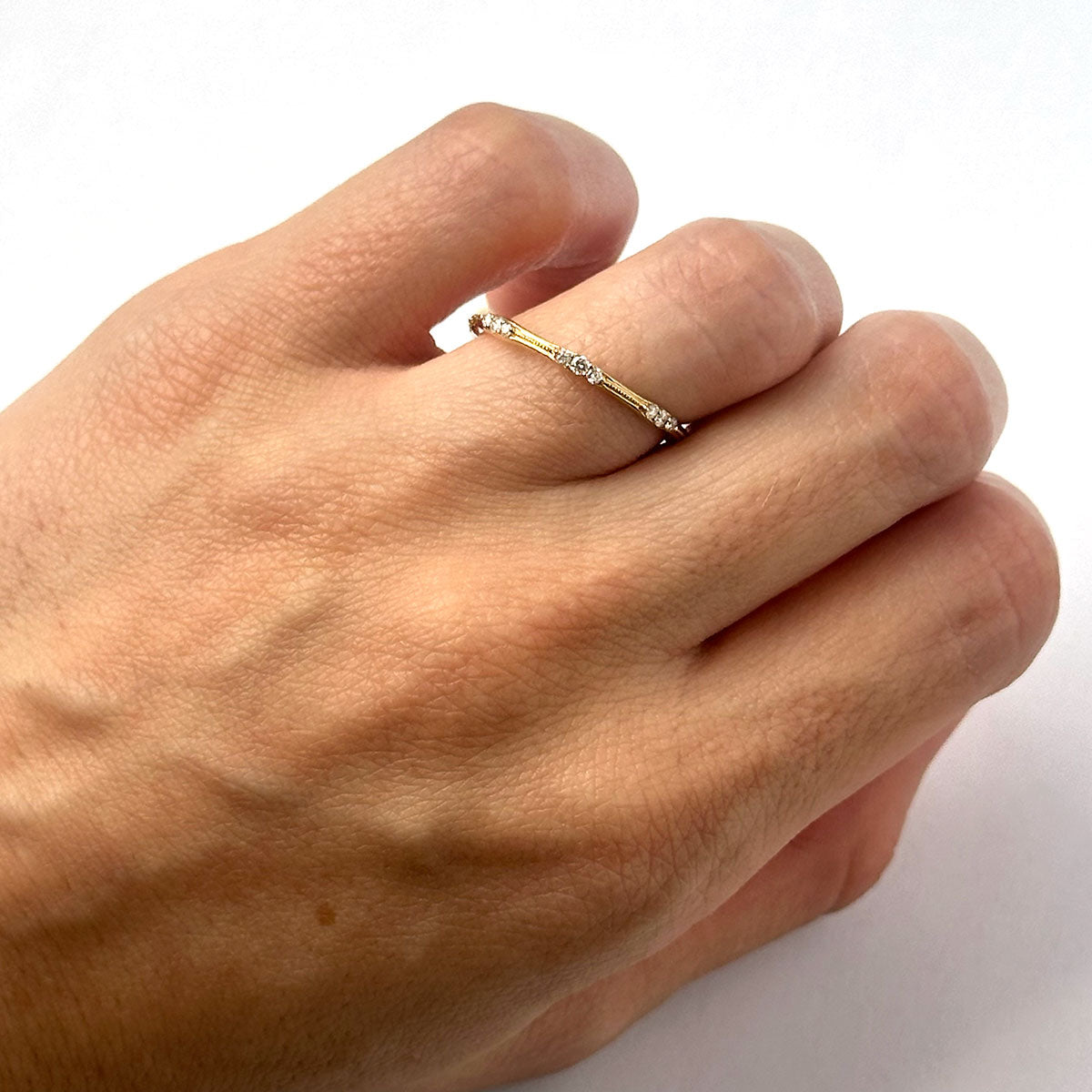 Anillo en oro amarillo 14k con grupitos de diamantes 0.15ctw