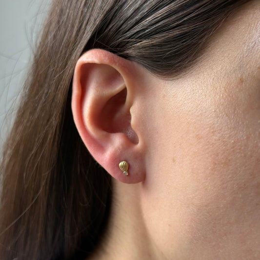 Aretes de globo con diamante en oro amarillo 14K con tope rosca