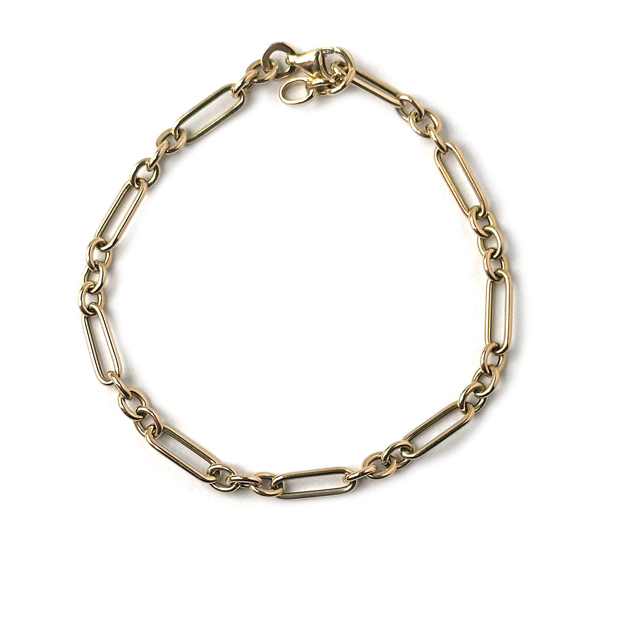 Pulsera de cadena eslabones largos y cortos estilo paper clip en oro amarillo 14K