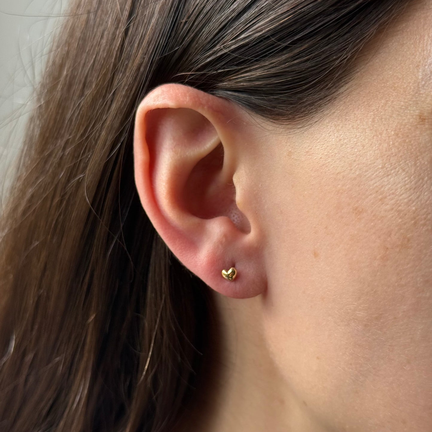 Aretes corazón puff en oro amarillo 14K con tope rosca