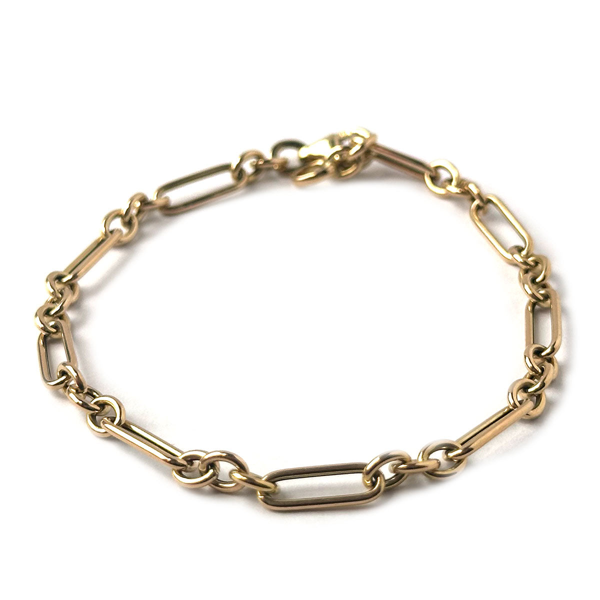Pulsera de cadena eslabones largos y cortos estilo paper clip en oro amarillo 14K