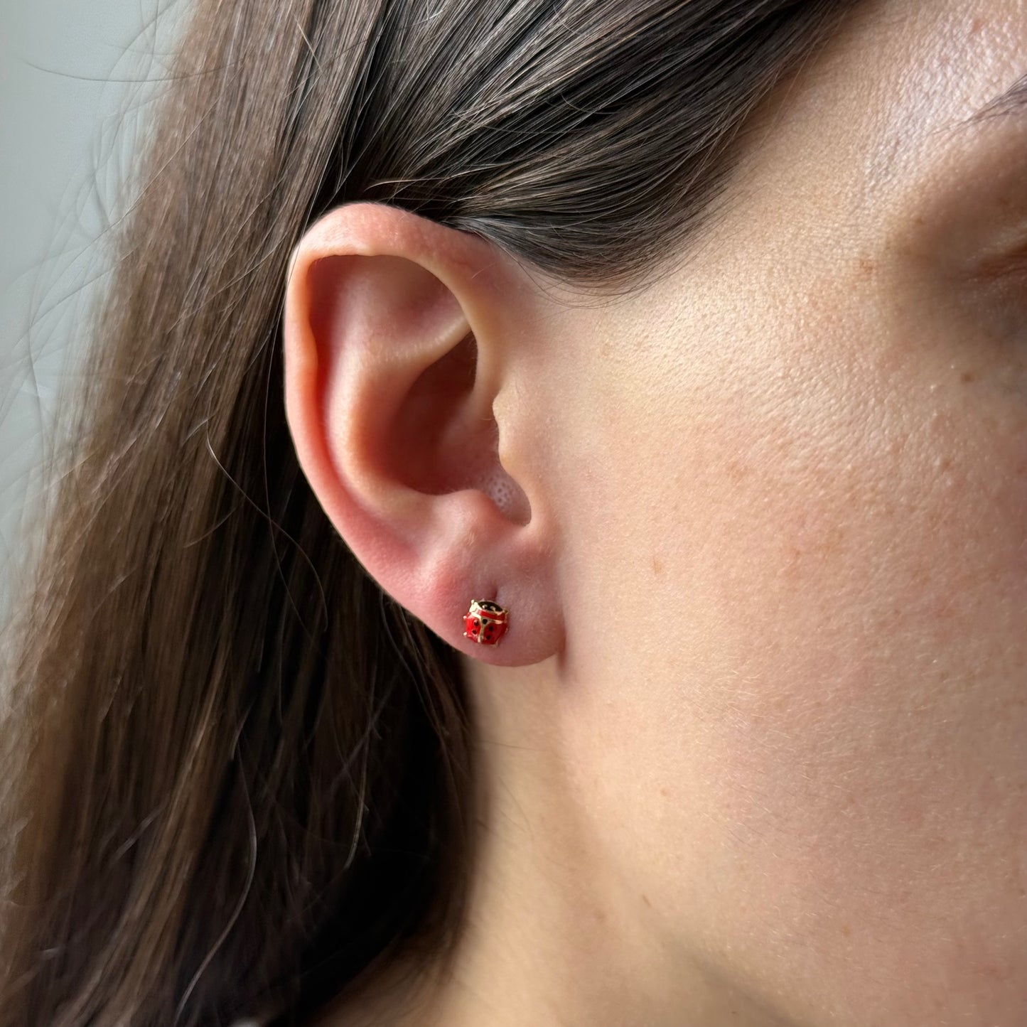 Aretes mariquitas en oro amarillo 18K con tope rosca