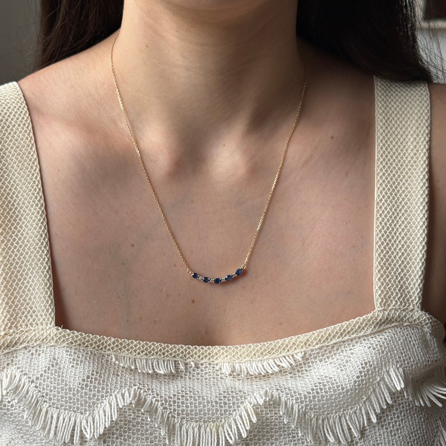Collar en oro amarillo 10k con curva de zafiros y diamantes
