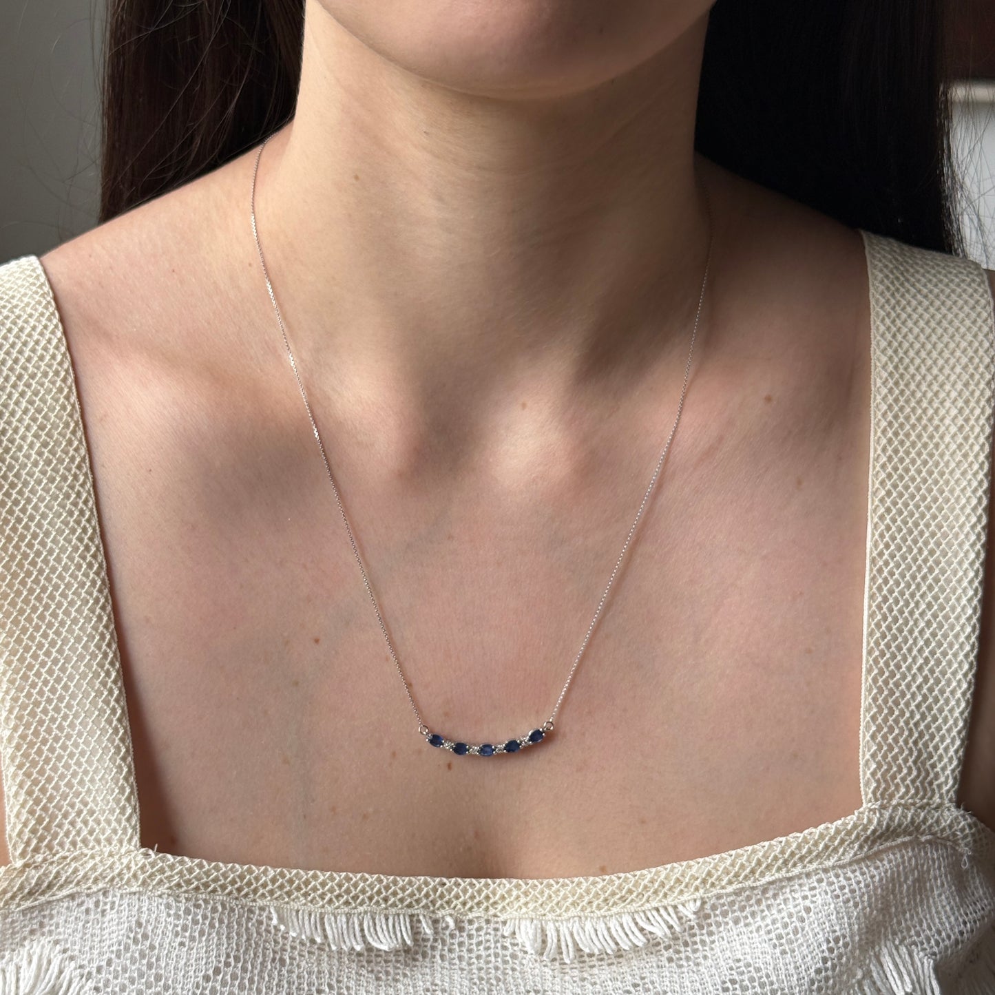 Collar en oro blanco 10k con curva de zafiros y diamantes