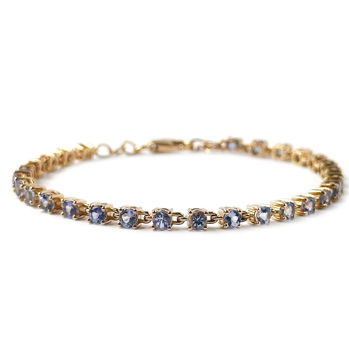 Pulsera de tanzanitas redondas en plata con baño de oro amarillo